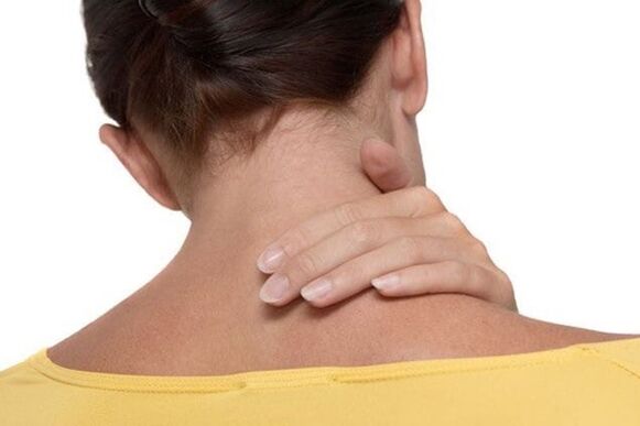 Comharthaí agus comharthaí osteochondrosis an dromlaigh cheirbheacs